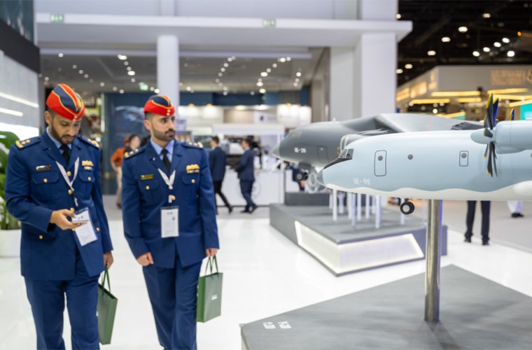 زوار إماراتيون يتفحصون منظومة مروحية